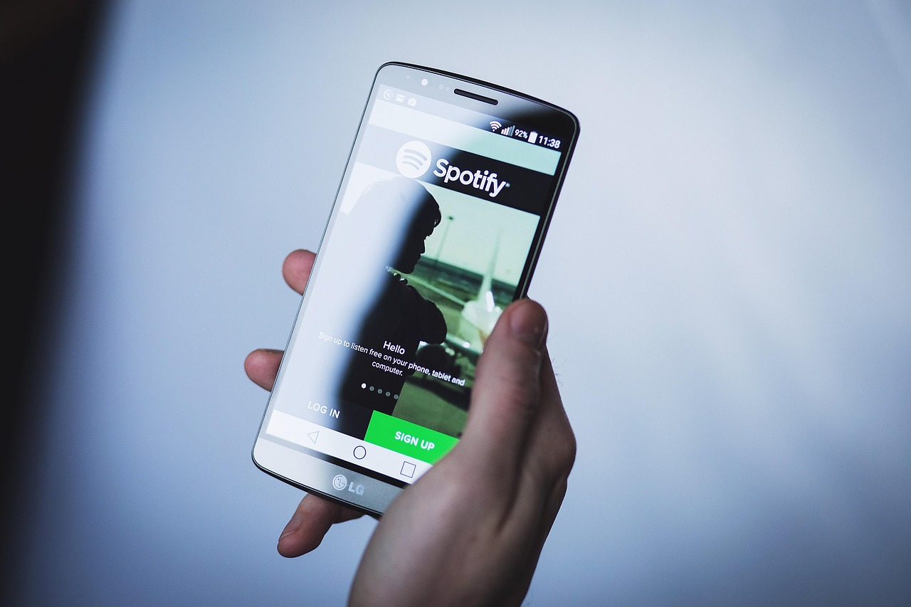 Music links and streaming platform apps on phone
